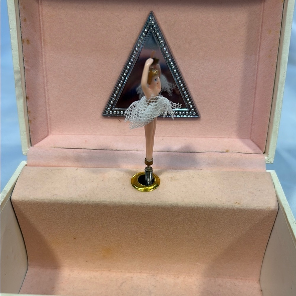 Vintage Dancing Ballerina Jewelry / Music Box with Carousel Design - Picture 3 of 14